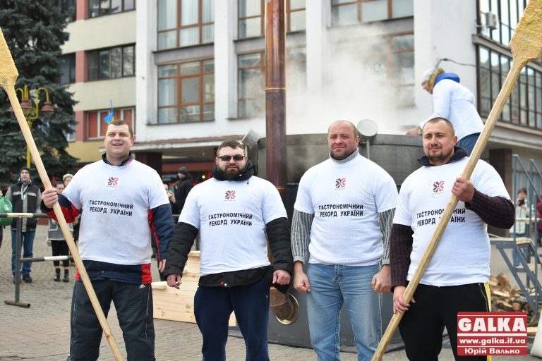 Рекорд України: в центрі Івано-Франківська варять тонну баношу (ФОТО)