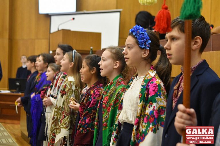 Юні вихованці Католицької школи заколядували для франківських депутатів (ФОТО)