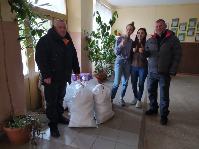 У Надвірній вчителі та школярі зібрали допомогу для українських бійців (ФОТО)