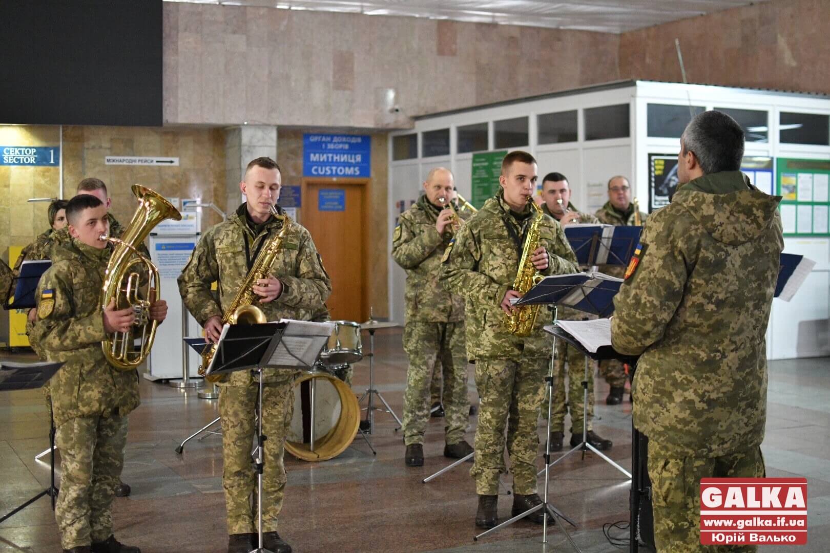 У франківському аеропорту у пам’ять про “кіборгів” зіграв військовий оркестр (ФОТО, ВІДЕО)