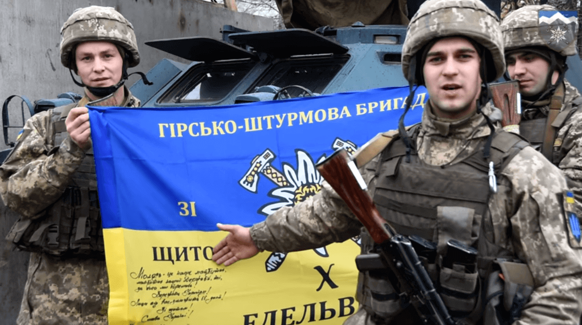 Бійці прикарпатської “десятки” подякували дітлахам за побажання до свят і подарували прапор бригади (ВІДЕО)