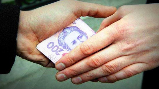 Намагався “вирішити питання” за 7 000 гривень: у Франківську чоловік пропонував хабар патрульним