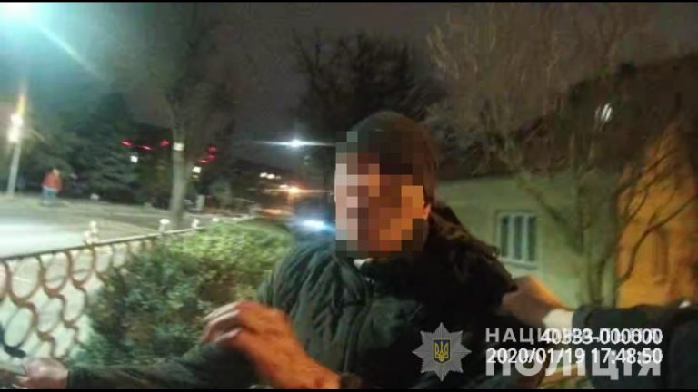 П’яні розбірки: у Франківську чоловік кидався з ножем на людей (ФОТО)