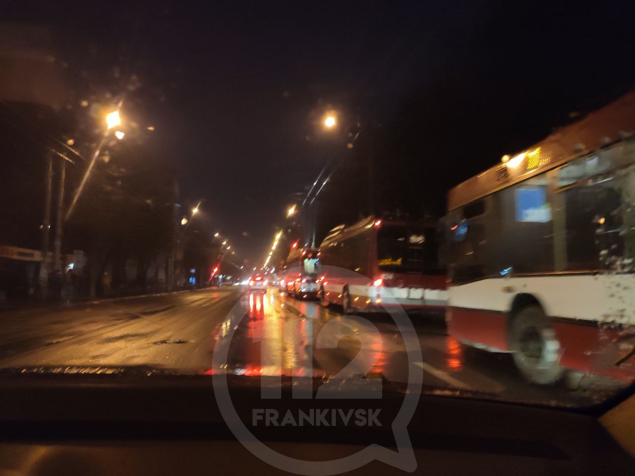 Над Прикарпаттям випав крижаний дощ – рух на дорогах паралізований (ФОТОФАКТ)