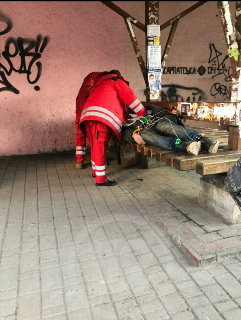 На зупинці в центрі міста виявили мертвого чоловіка (ФОТОФАКТ)