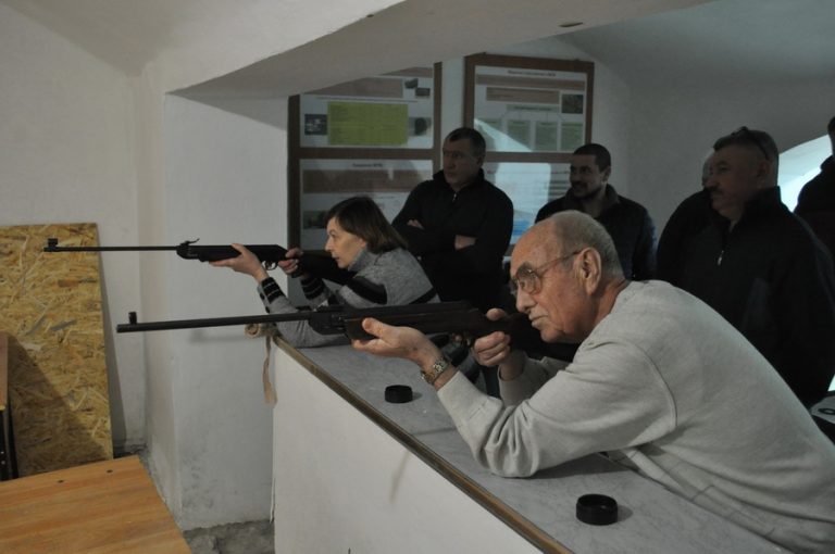 Як викладачі франківського вишу змагалися у стрільбі з гвинтівок (ФОТО)