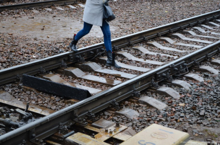 На Прикарпатті під колесами поїзда загинула молода дівчина