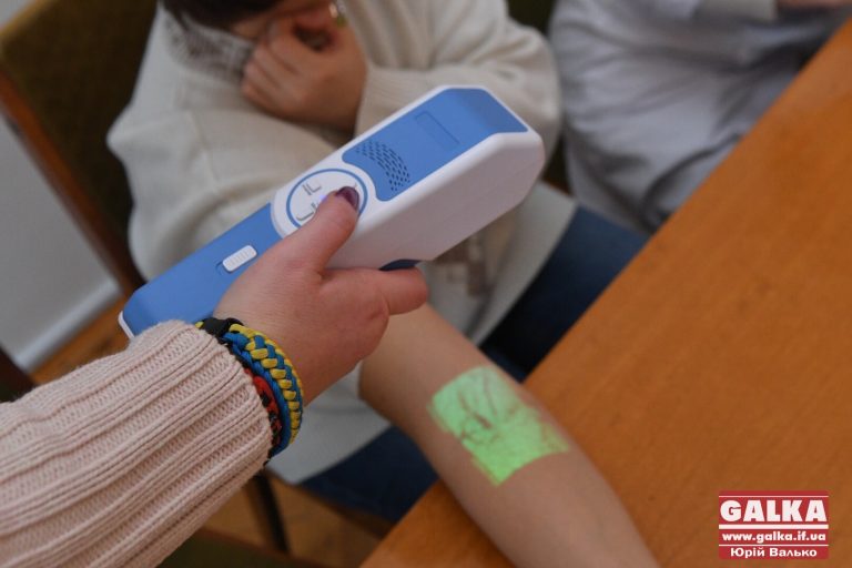 Щоб процедури стали менш болісними: обласна дитяча лікарня отримала веновізор (ФОТО)
