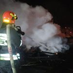 фото рятувальника, який гасить пожежу