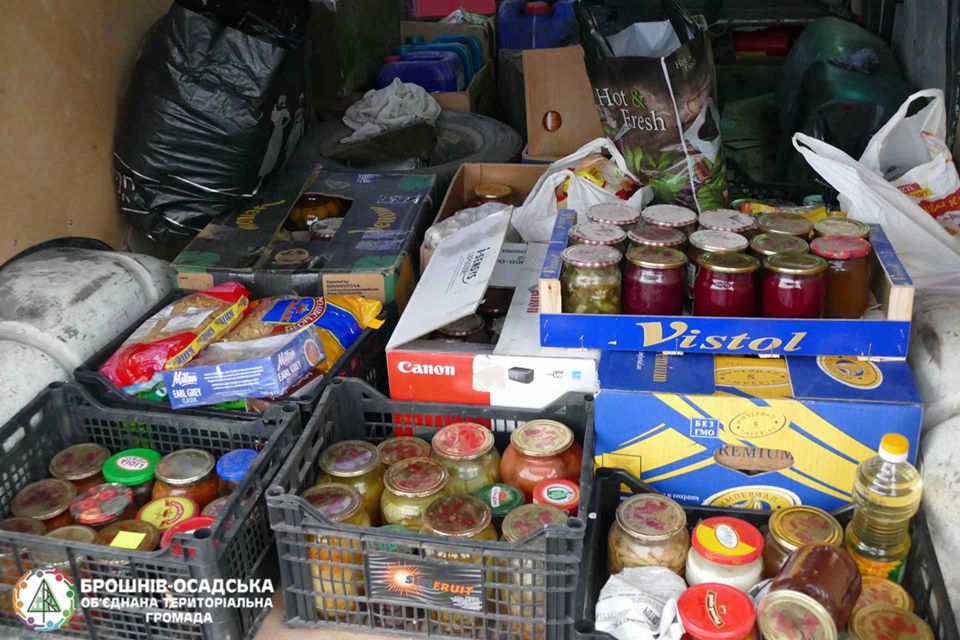 Прикарпатці передали на передову домашні смаколики та речі першої необхідності (ФОТО)