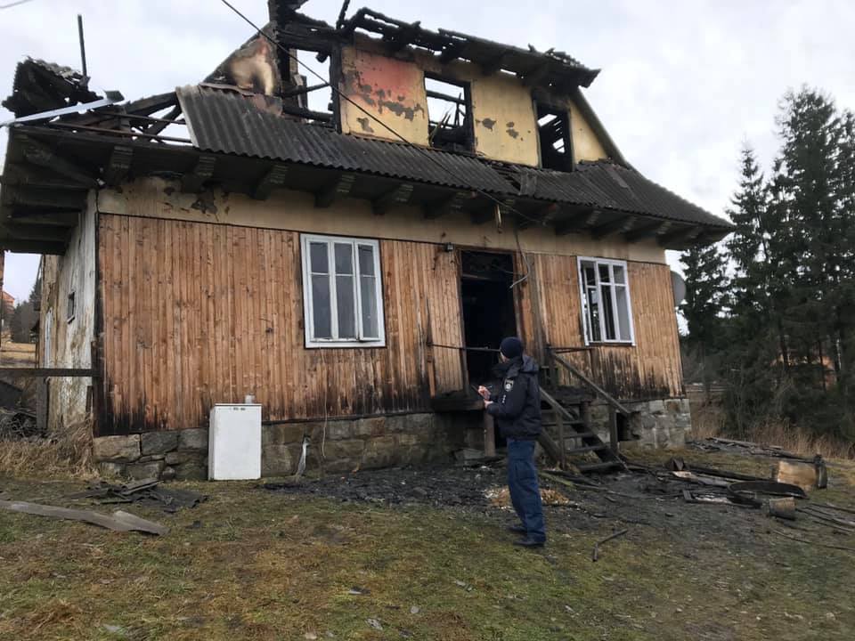 Будинок з дітьми і матір’ю у Ворохті зайнявся через підпал: поліція затримала колишнього коханця потерпілої (ФОТО)