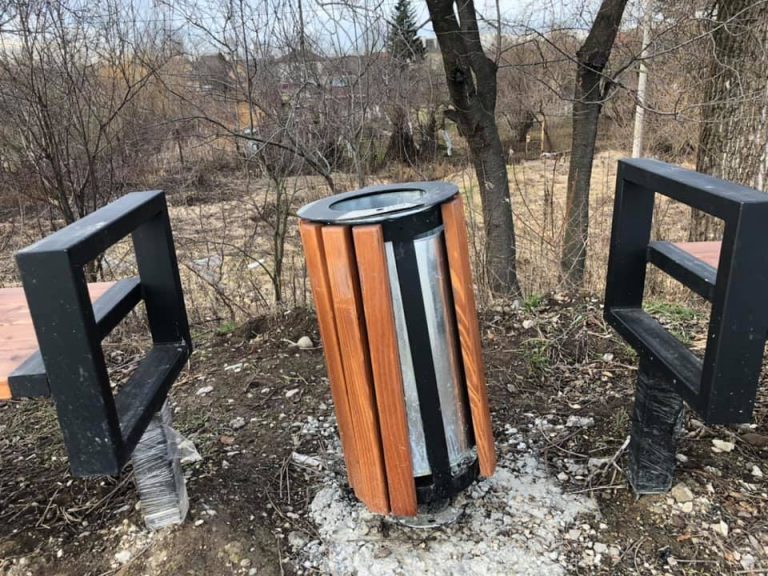 Вандали пошкодили нову урну на міському озері (ФОТОФАКТ)