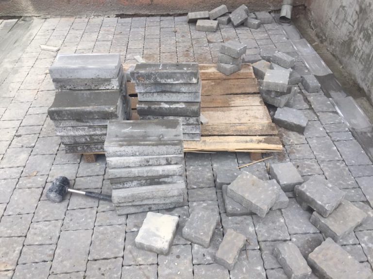 З’єднання бульварів: робітники почали викладати пішохідний тротуар з бруківки (ФОТО)