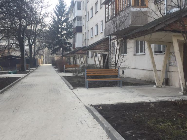 На Петлюри завершили благоустрій двору, який не ремонтували 40 років (ФОТО)