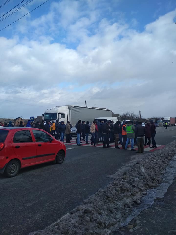 Дорогу національного значення перекрили на Прикарпатті. Люди вимагають ремонту автошляхів (ФОТО, ВІДЕО)