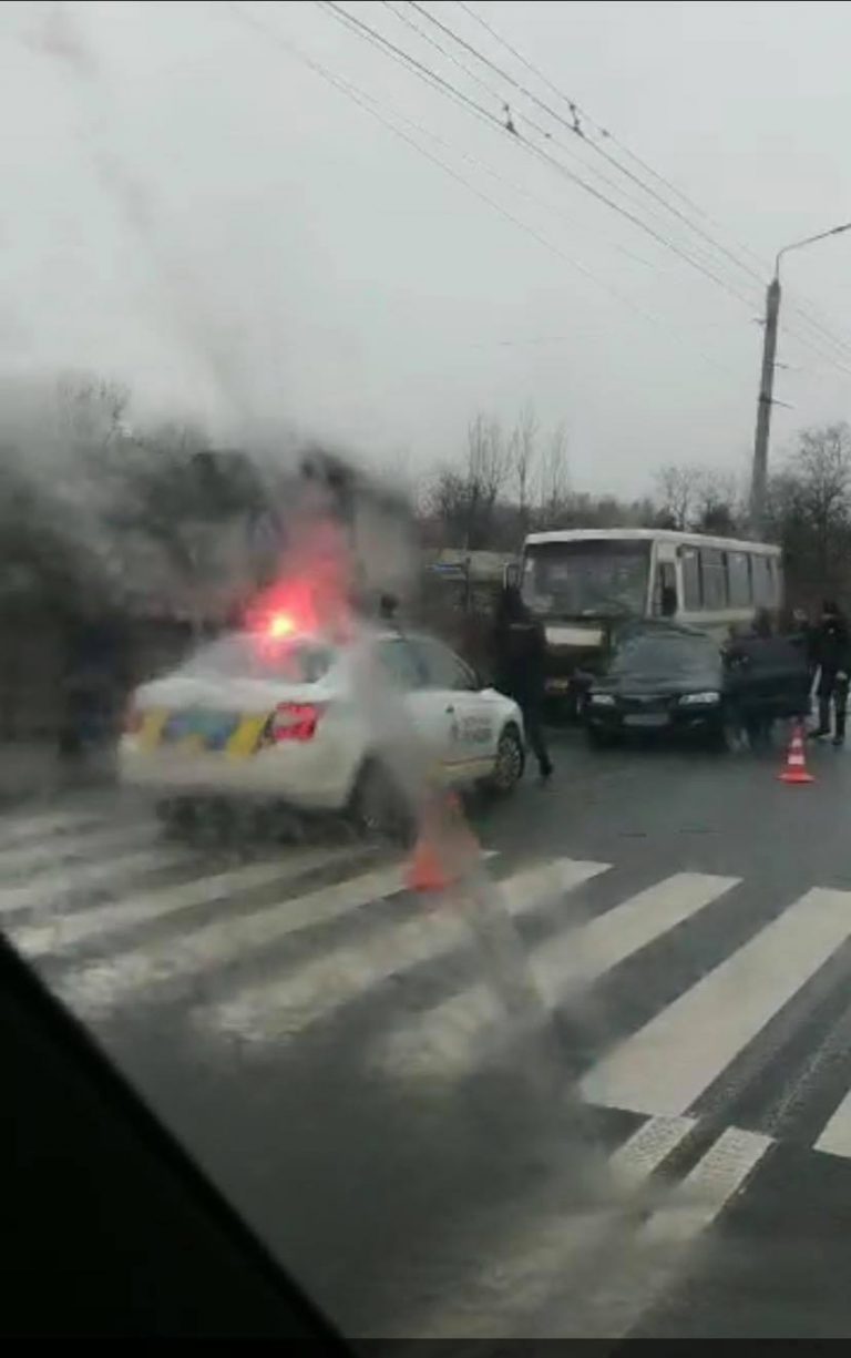 У Ямниці пасажирський автобус зім’яв “Мазду” (ВІДЕО)