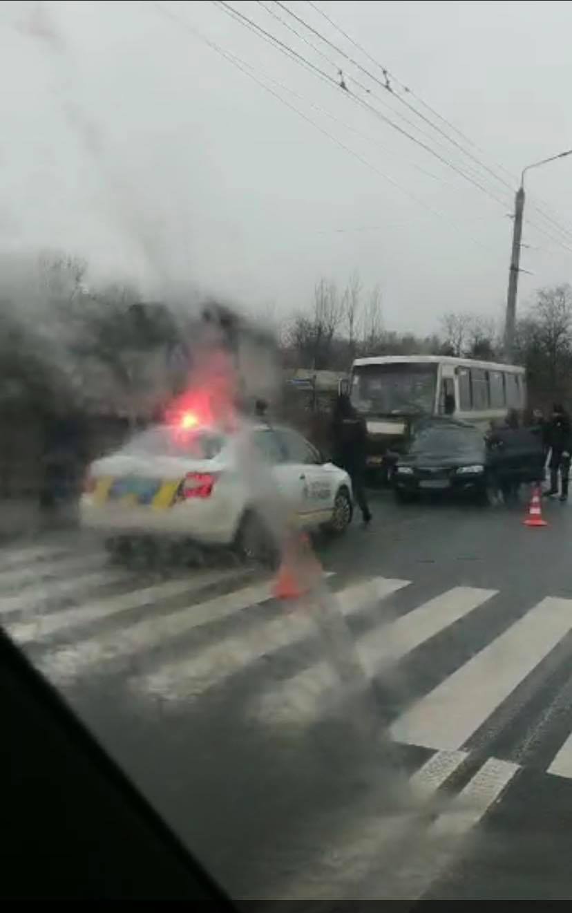 У Ямниці пасажирський автобус зім’яв “Мазду” (ВІДЕО)