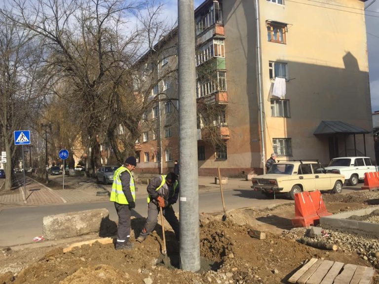 Підрядники монтують електроопори на місці з’єднання Північного та Південного бульварів (ФОТО)