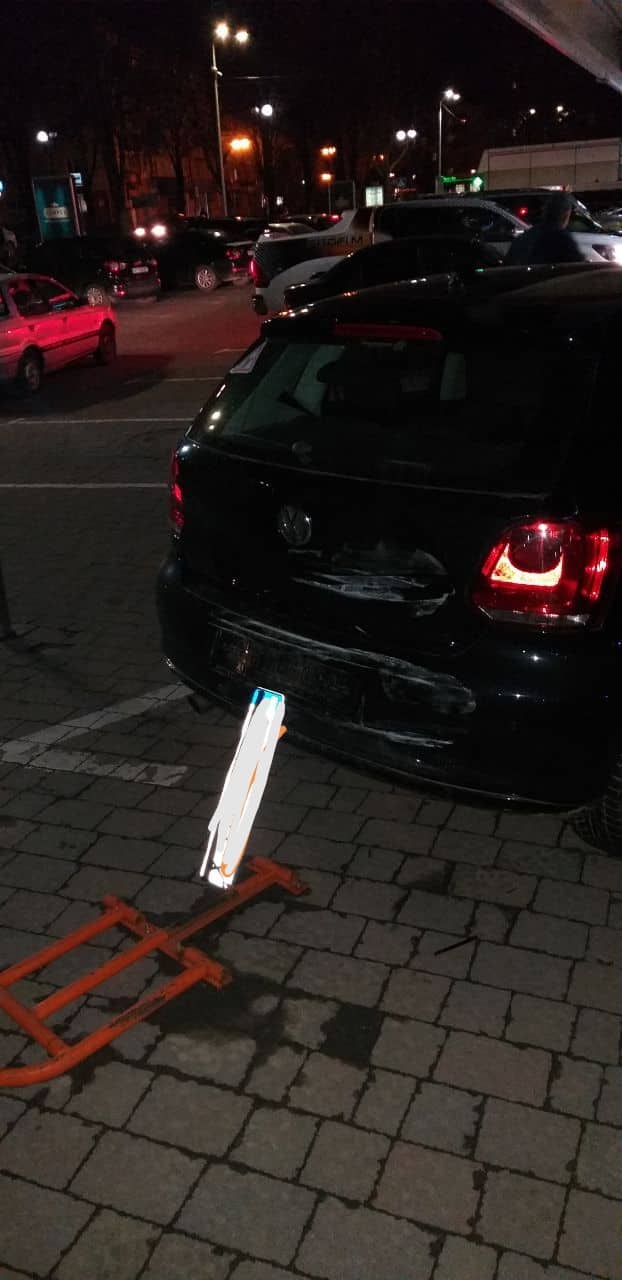 На парковці Panorama Plaza водійка Hyundai розбила три чужі машини (ФОТО)