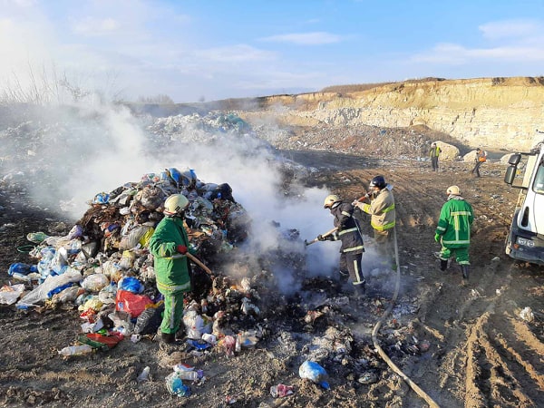 На Городенківщині невідомі підпалили сміттєзвалище (ФОТО)