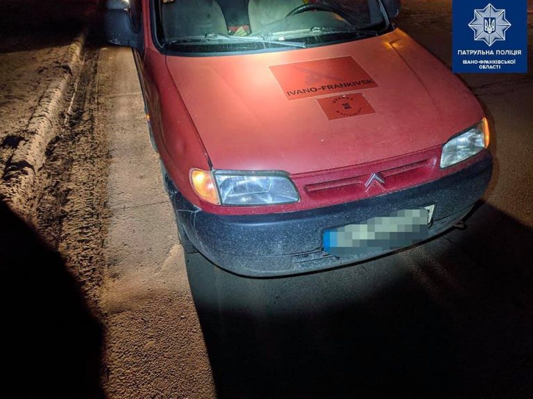 У Франківську водій під кайфом і з наркотиками спробував відкупитися від патрульних (ФОТО)