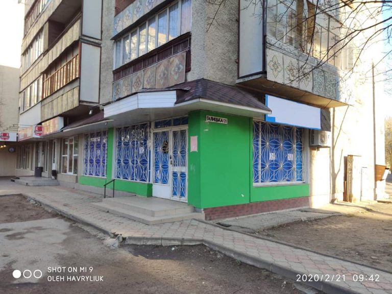 Франківські фасади продовжують звільняти від реклами гральних автоматів (ФОТО)