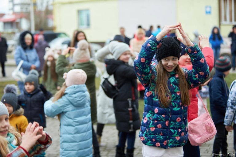 У дворі на вулиці Мазепи відгуляли свято української родини (ФОТО)