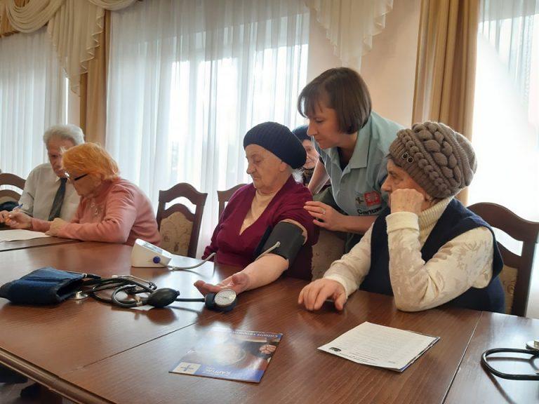 У франківському Карітасі людей похилого віку навчали, як лікувати гіпертонію (ФОТО)