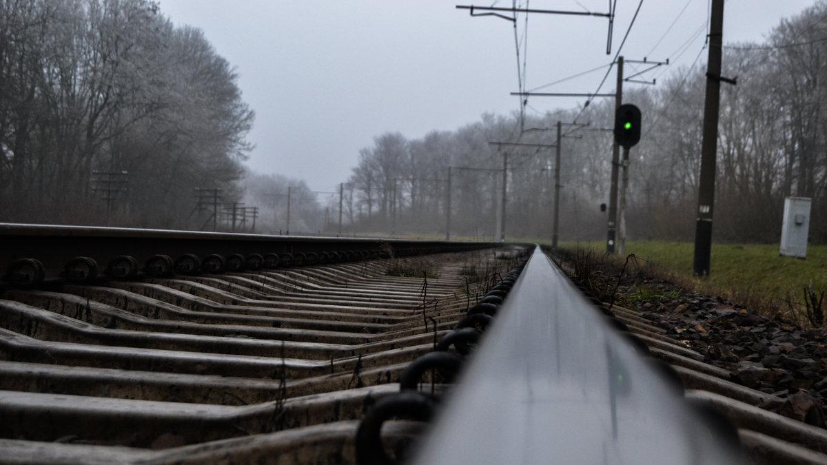 На Долинщині прикарпатець потрапив під потяг, чоловік – у реанімації