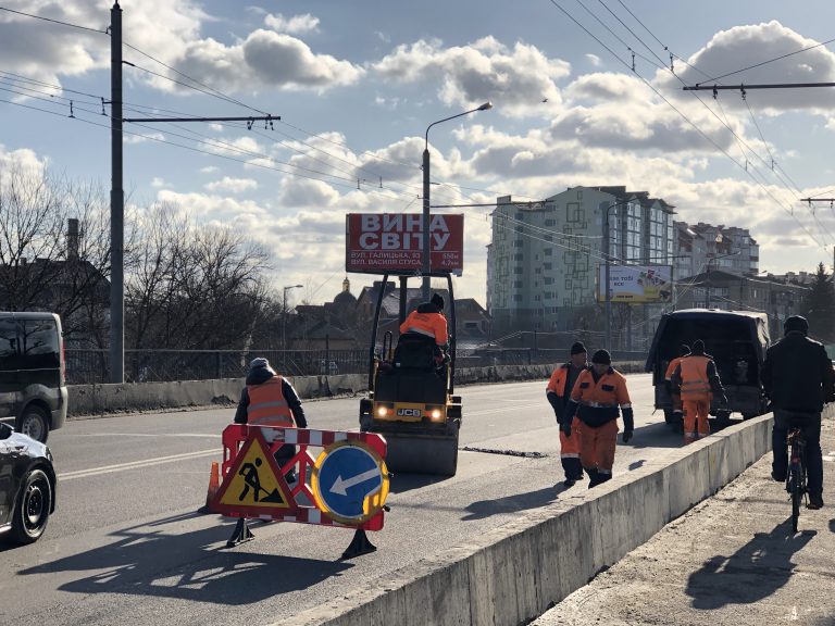 Міст на Пасічну латають у Франківську (ФОТО)