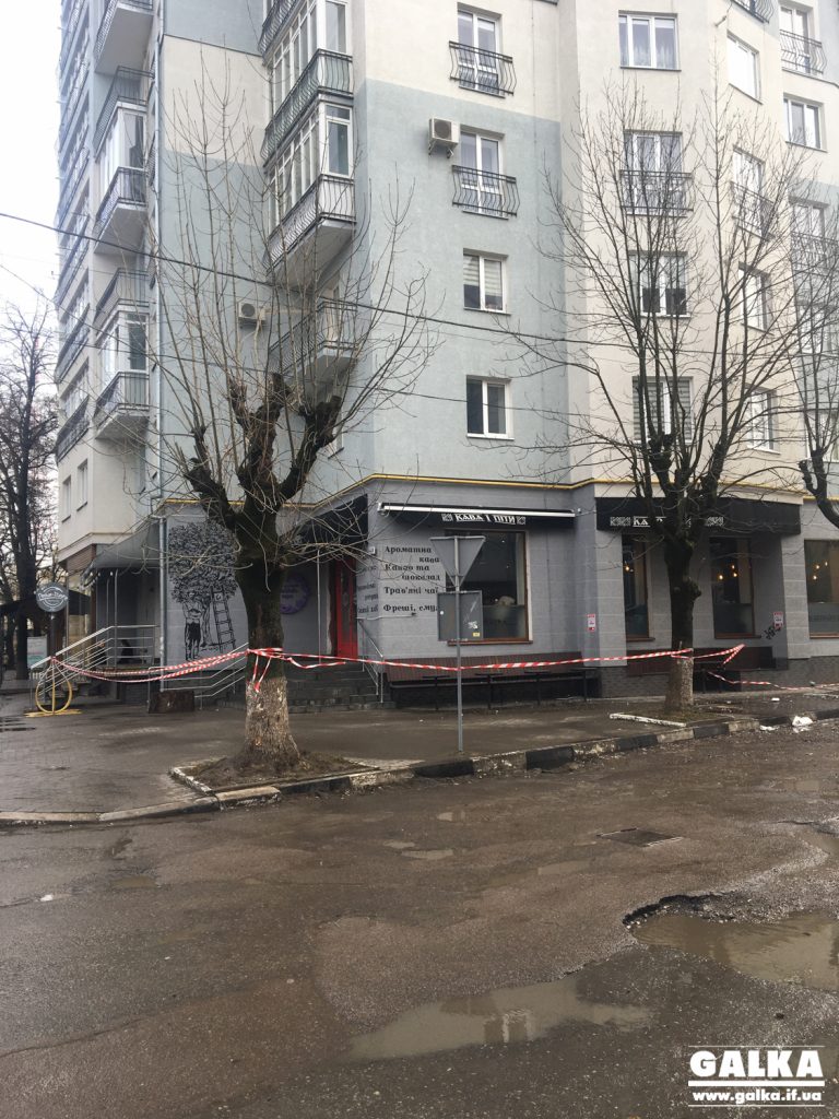 На Чорновола осипаний декор фасаду багатоповерхівки травмував перехожу (ФОТО, ОНОВЛЕНО)