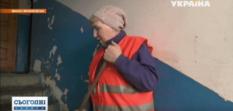 Вражені роботою: десятки підписів зібрали франківці, аби улюблену двірницю відзначили (ВІДЕО)
