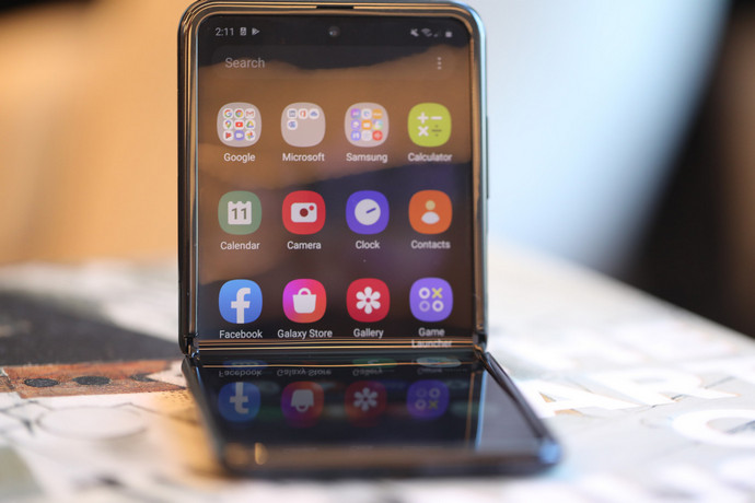 Samsung представила нову “розкладачку” Galaxy Z Flip (ФОТО, ВІДЕО)