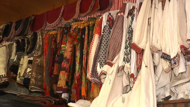 Косівський колекціонер за старими фото відтворює гуцульські строї (ВІДЕО)