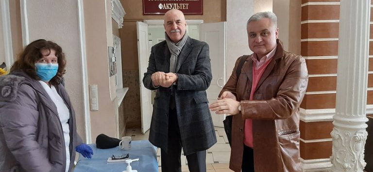 Франківцям, які вийшли на прогулянку, пропонують у спеціальних пунктах міряти температуру та користуватися антисептиками (ФОТО)