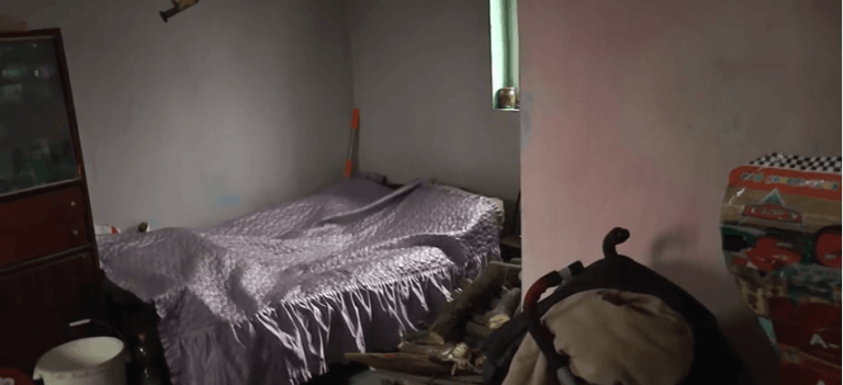 “Батьки скандалять та живуть асоціально”: мешканці села на Тисмениччині стурбовані долею маленької дитини сусідів (ВІДЕО)
