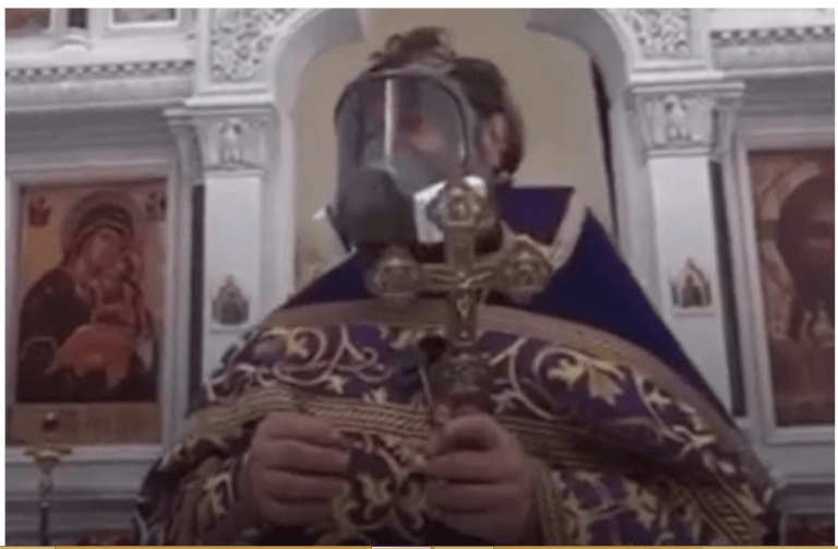 В Росії священник РПЦ прийшов на проповідь у протигазі та звинуватив ЗМІ у нагнітанні паніки