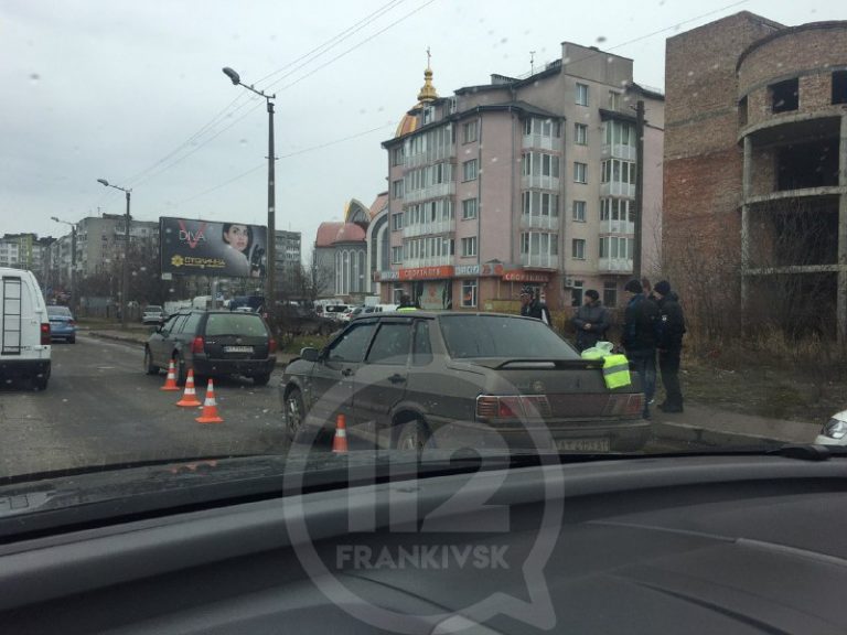 На Надрічній “ВАЗ” в’їхав у “Фольксваген” (ВІДЕО)