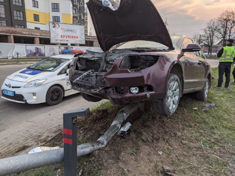 ДТП у Франківську: автомобіль влетів у кільце та зніс стовп (ФОТО, ОНОВЛЕНО)