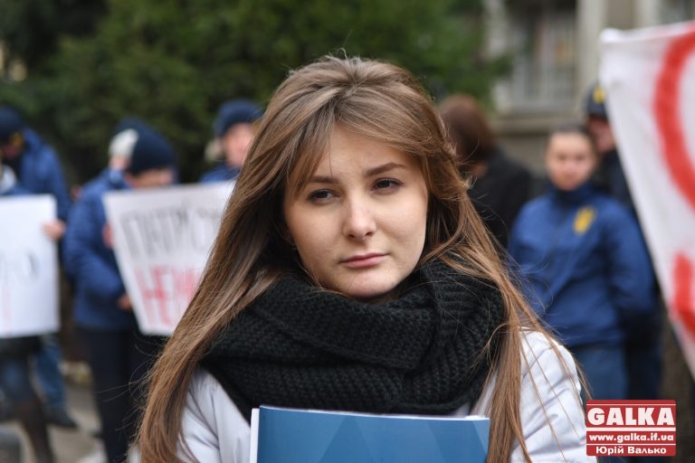 Нацкорпус звинувачує працівника СБУ у секс-шантажі активістки (ФОТО)