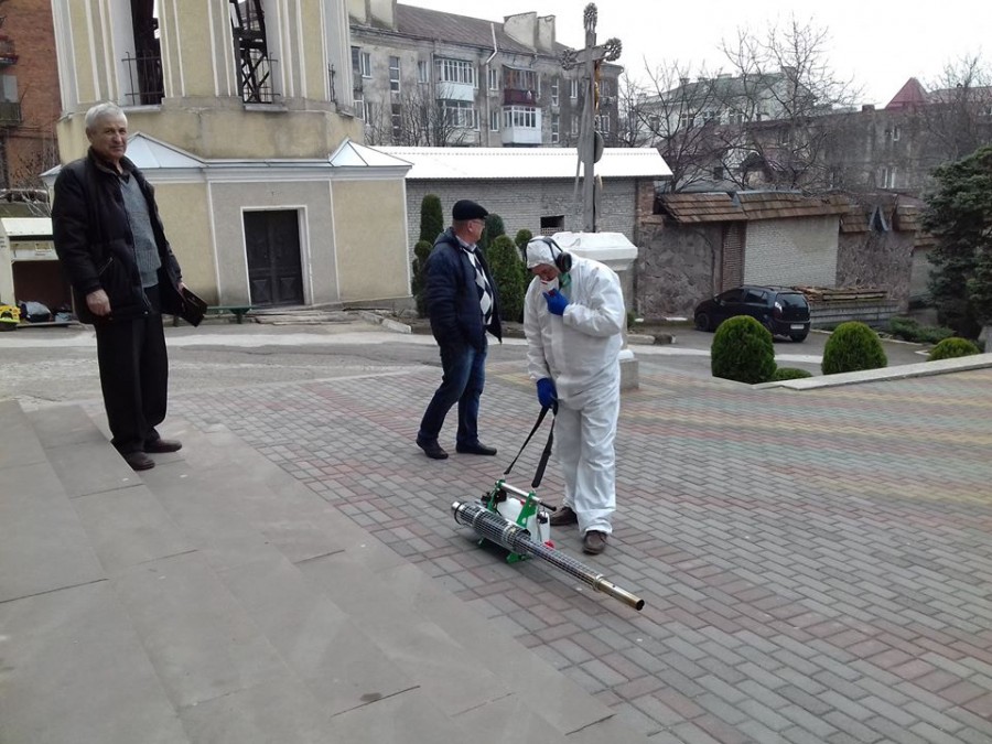 У Калуші провели дезінфекцію в церкві (ВІДЕО)