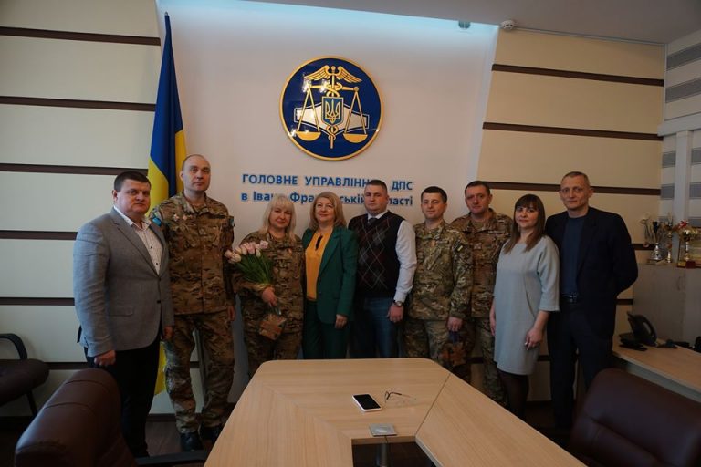 Четверо податкових міліціонерів приїхали додому зі зони ООС. Їх тепло зустріли колеги (ФОТО)