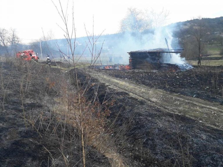 На Коломийщині через спалювання трави згорів будинок (ФОТОФАКТ)