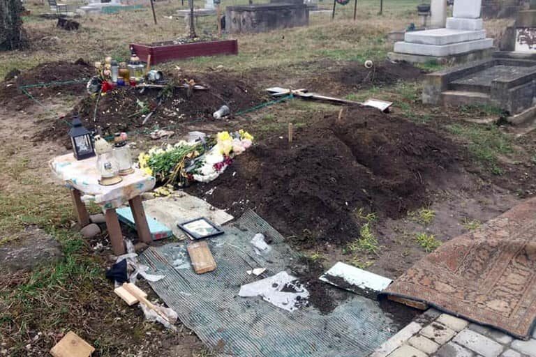 Поліція спіймала вандалів, які влаштували погром на кладовищах у Франківську (ФОТО)