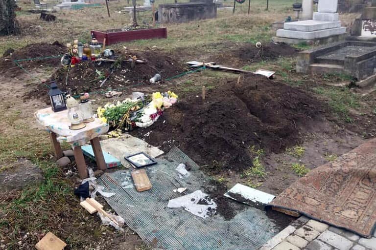 Поліція спіймала вандалів, які влаштували погром на кладовищах у Франківську (ФОТО)