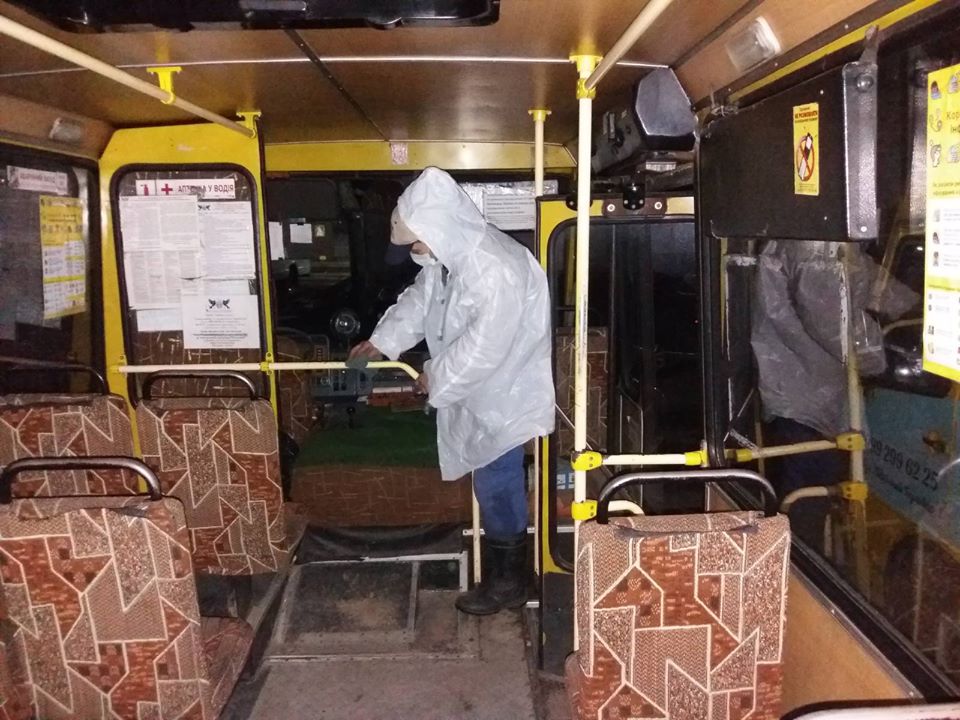 Міські маршрутки продовжують посилено дезінфікувати (ФОТО)