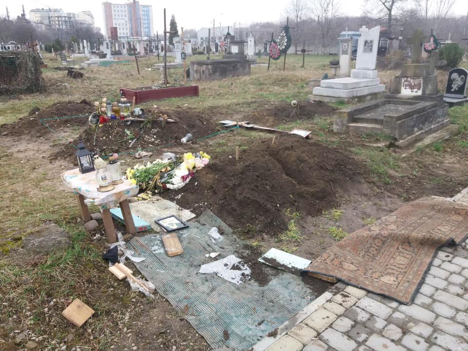 Невідомі влаштували погром на кладовищах у Франківську (ФОТО)