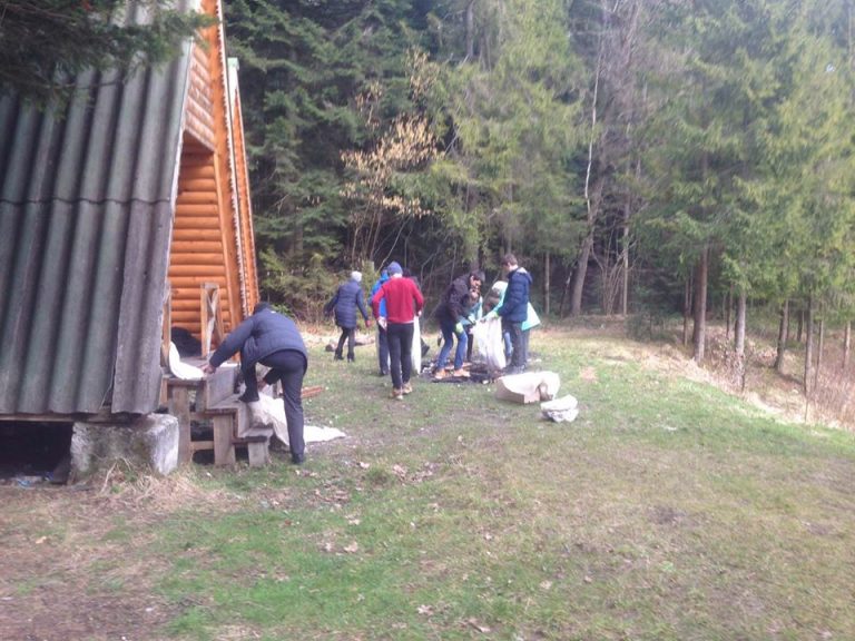 Школярі з лісівниками прибрали сміття та обгородили мурашники на Богородчанщині (ФОТО)