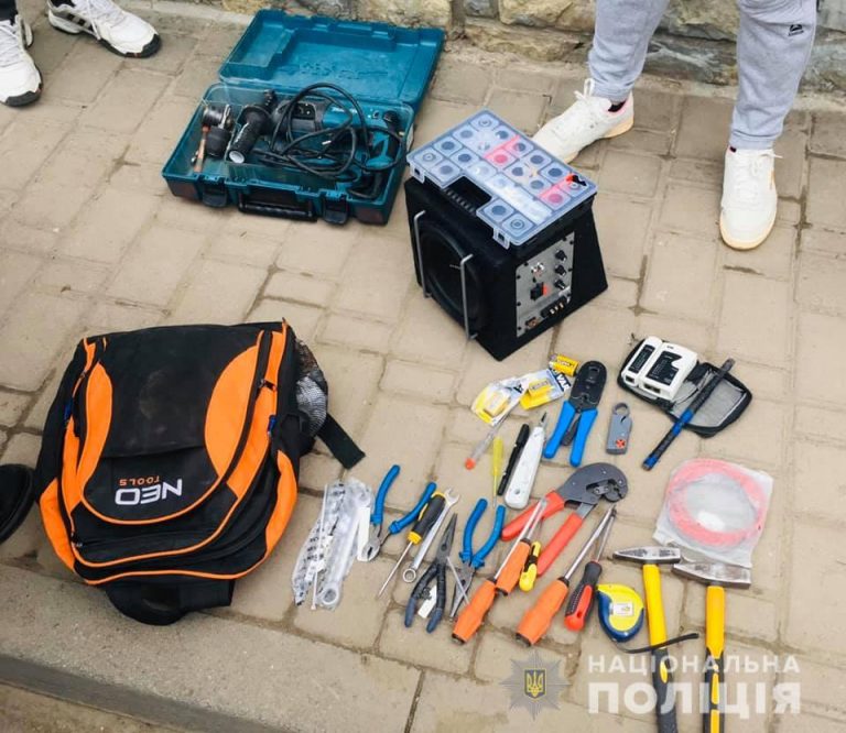 Франківські поліціянти спіймали крадія-рецидивіста, який “обчистив” чуже авто (ФОТО)
