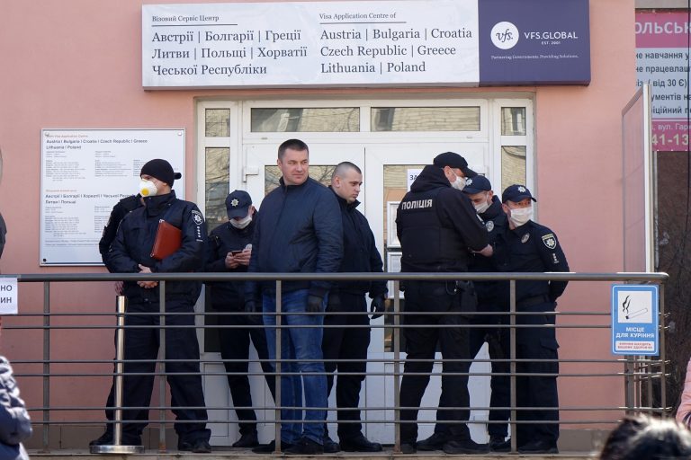 Директора візового центру у Франківську оштрафували. Натовп розійшовся (ФОТО)